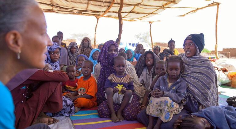 الشابة السودانية ضحى البالغة من العمر 17 عاما (على اليمين) تتحدث مع مسؤولة في اليونيسف في مركز في منطقة طويلة، يستقبل الفارين من العنف في الفاشر.